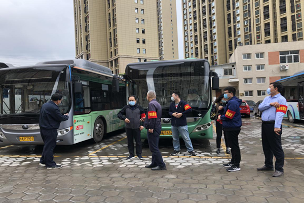 中共鄭州赫喆文化傳播有限公司黨支部開展“疫情防控常態(tài)化，為公共交通助力”志愿服務(wù)實踐活動